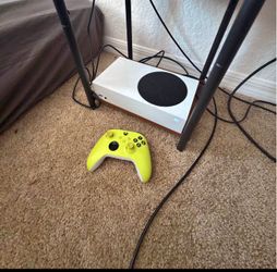 Xbox  series s with 3 controllers trade for pc or cash