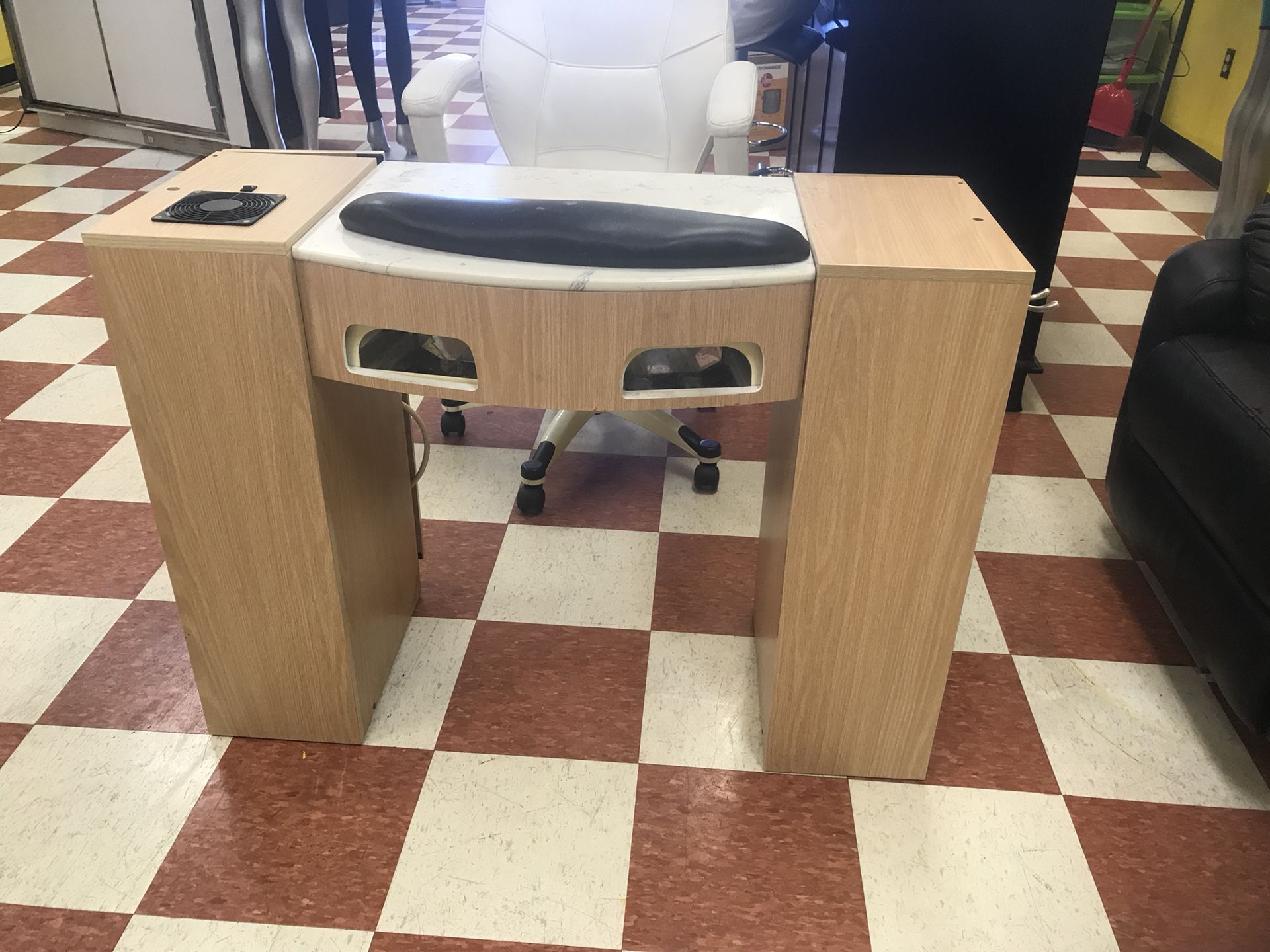 table for manicure and acrylic nails(Mesa para uñas acrílicas ) for Sale in  Indianapolis, IN - OfferUp