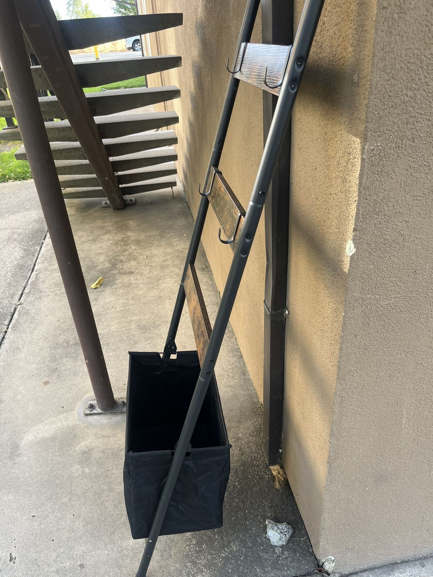 Blanket Ladder With Laundry Basket