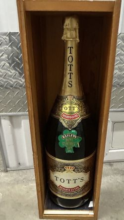 Tott’s Champagne Brut huge 24 inch Store Display Bottle Dummy (empty)