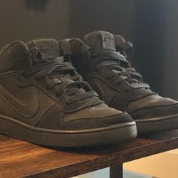 Nike Boys Court Borough Mid Size 4Y 