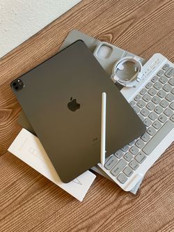 iPad Pro 12.9” (2020 model) 4th Generation 512GB with  keyboard case and pen & Accessories