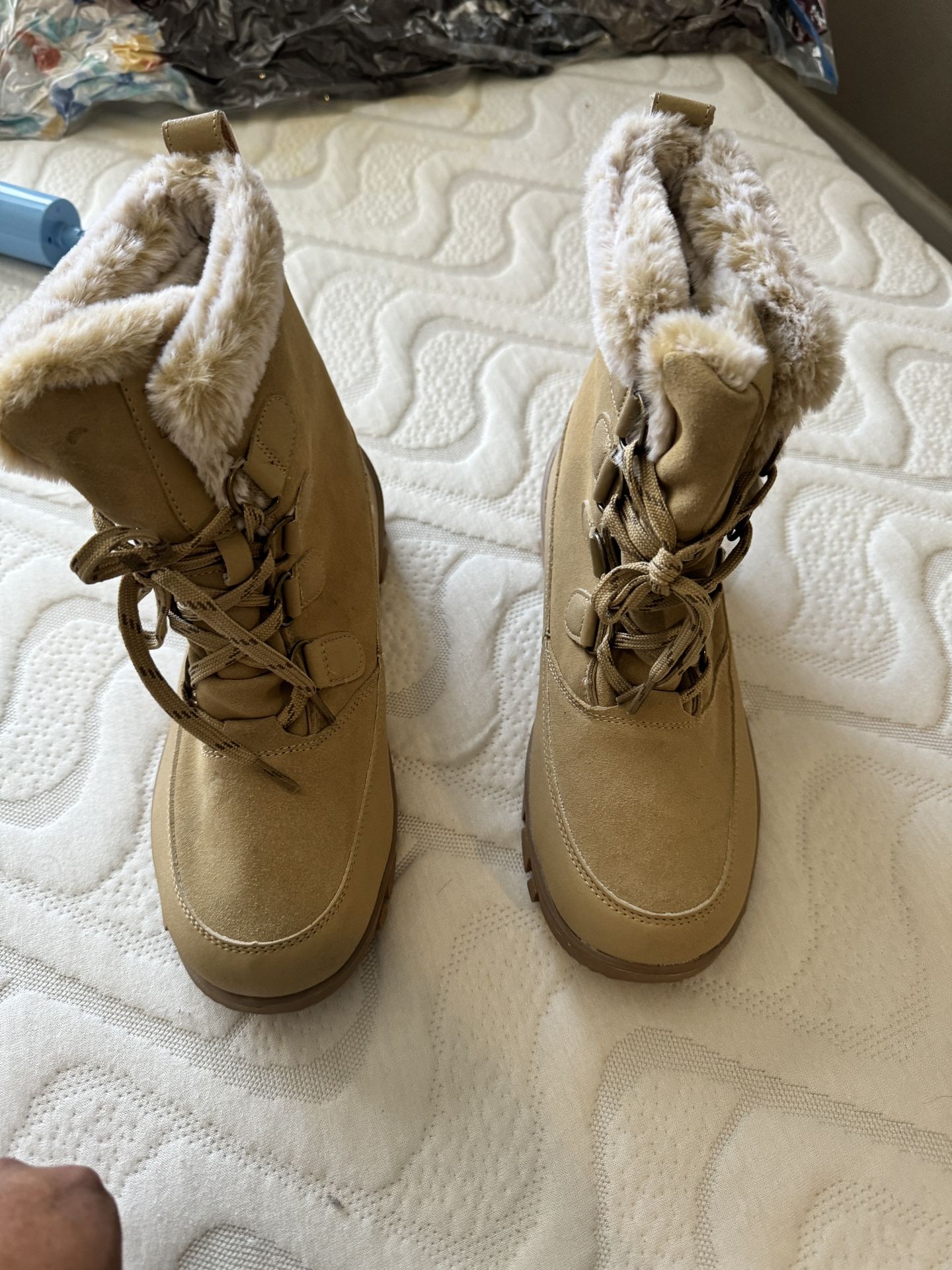 Women's size 8 cold weather boots