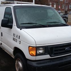 2005 Ford E-250 $1,900