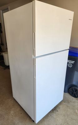 Amana 18 cu. ft. Top-freezer Refrigerator Model ART318FFDW10. Like New