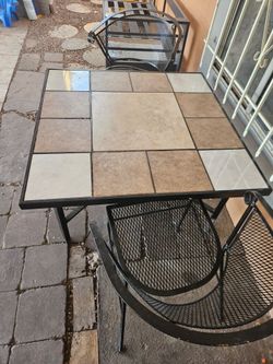 Mesa y dos sillas de patio
