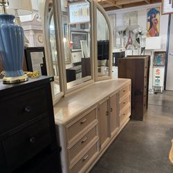 Thomasville Postmodern 9 Drawer Dresser with Trifold Mirror Very Good Condition 