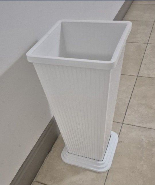 *** REDUCED *** 24" White Square Planter @ Lasting Creations