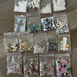 Homemade jewelry materials, including glass, imitation pearls, imitation crystal, diamond spacer beads, pendants, etc., totaling more than one pound, 