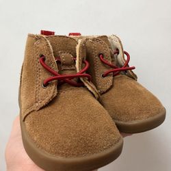 UGG Toddler Suede Boots Size 4/5 – (Like New)