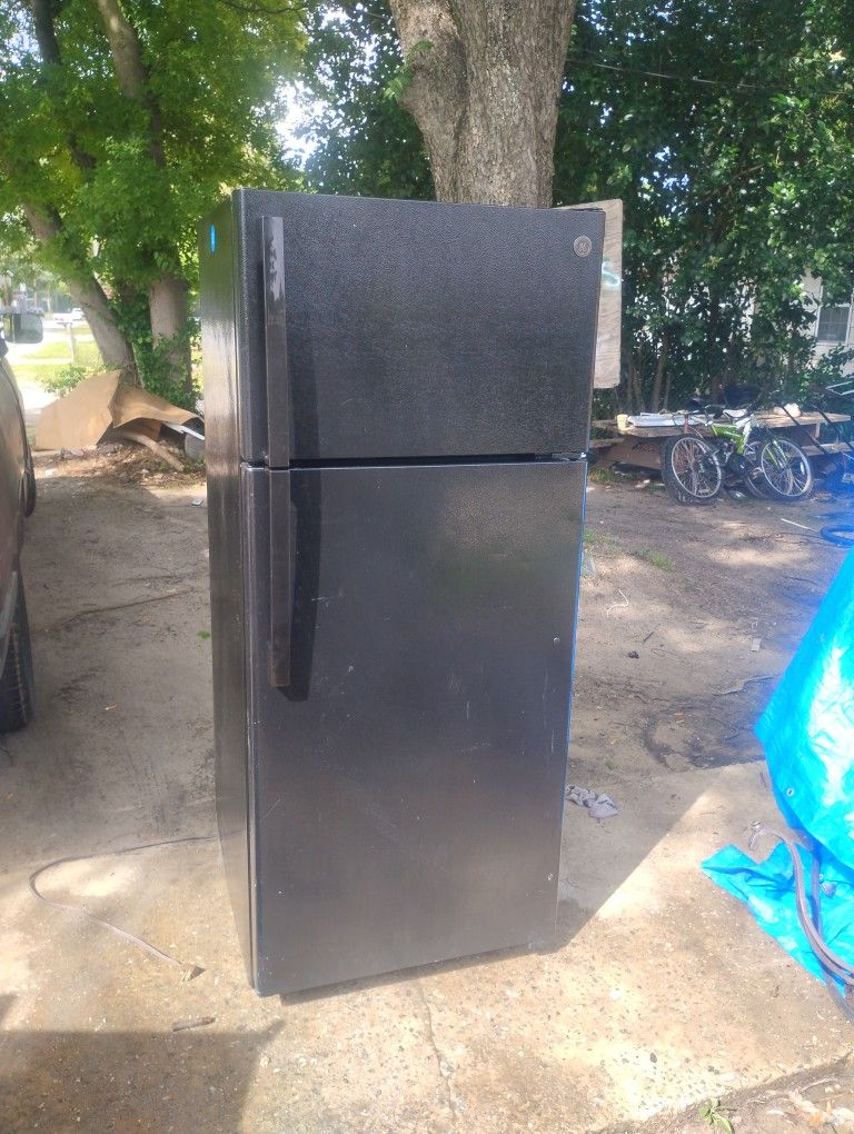 Black 2023 Refrigerator With Ice Maker Everything Works Perfect 250