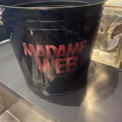 260 Oz Madame Web popcorn tub