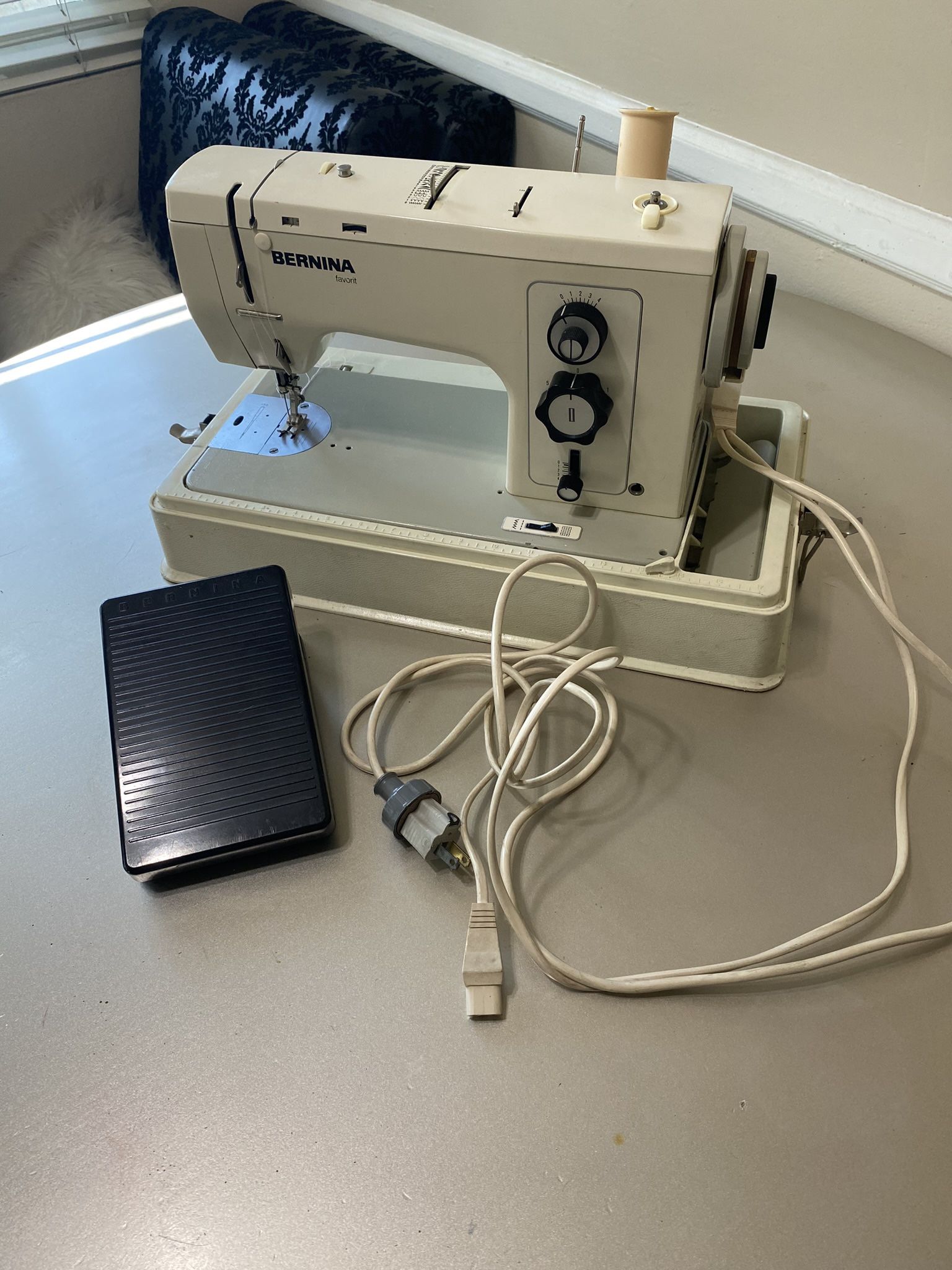 Bernina Favorit 840 (Sewing Machine)