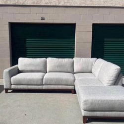 Living Spaces Sectional Couch 🛻 Delivery Available🛻