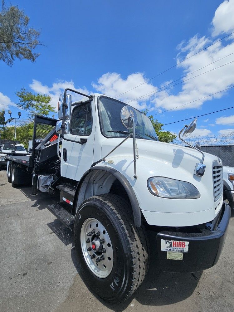 READY TO BE ON THE JOB SITE 👇👇👇👇👇👇👇👇

2018 Freightliner M2 106 is a heavy-duty flatbed truck equipped with a powerful knuckle boom crane, maki