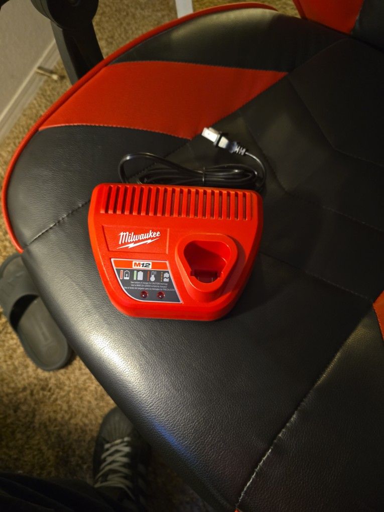 Milwaukee M12 Battery Charger