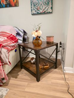 Wood solid end table .excellent  condition