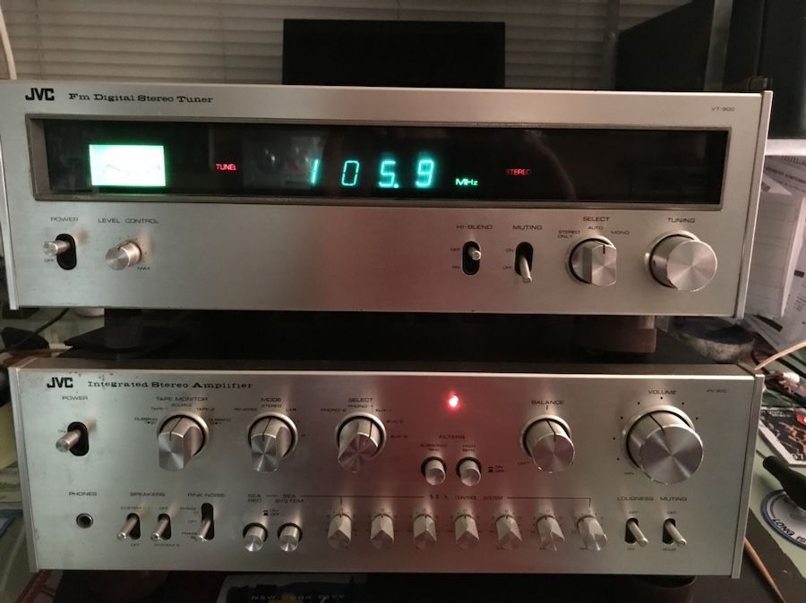 JVC VT900 FM Tuner & VN900 integrated amplifier near mint condition.