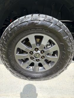 Toyota truck suv 18” wheels New Nitto Recon Grappler 33” tires!