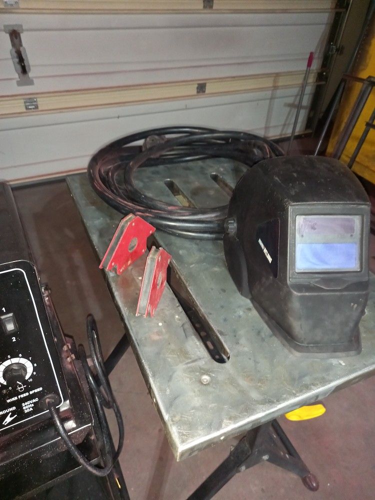 Chicago Electric MIG 170 Wire Feed Welder With Extras for Sale in Santa