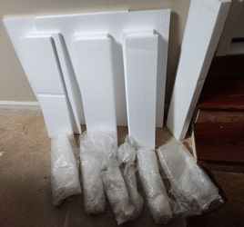 Styrofoam Pieces and bubble wrap. Perfect for packing and shipping items. Price is for all. 
*** Cash 💸 only. Front Door pick-up only. 