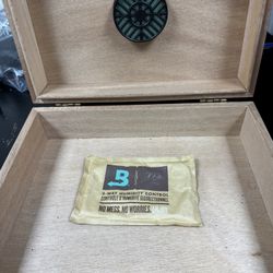 Cigar Humidor Holds Approx 40 