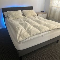 🚨 MOVING SALE! COMPLETE Queen Bed Set: Frame, Memory Foam Mattress, Headboard & PREMIUM Bedding!