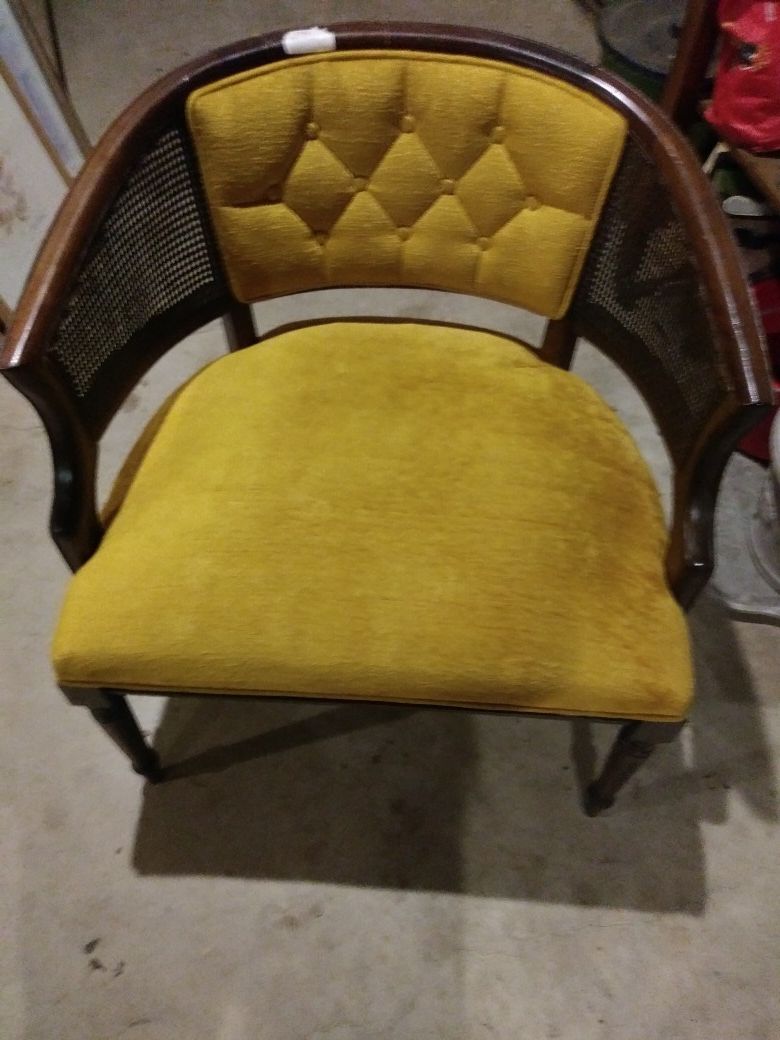 Brown/yellow antique velvet lounge chair