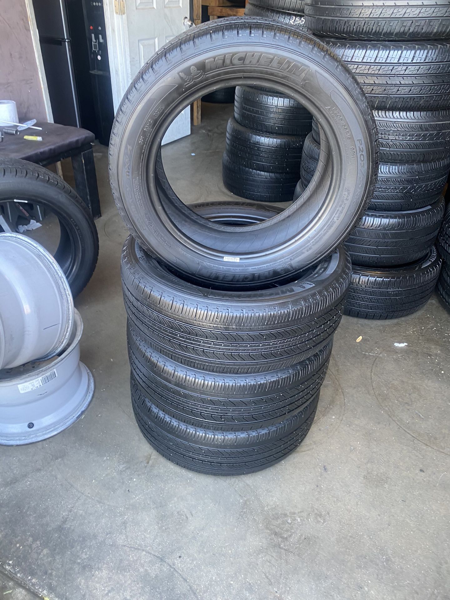 Set tires Michelin 205 55 16. Good condition 9520 c ave hesperia el
