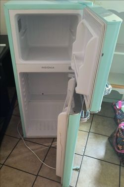 INSIGNIA RETRO MINI FRIDGE 4'5"