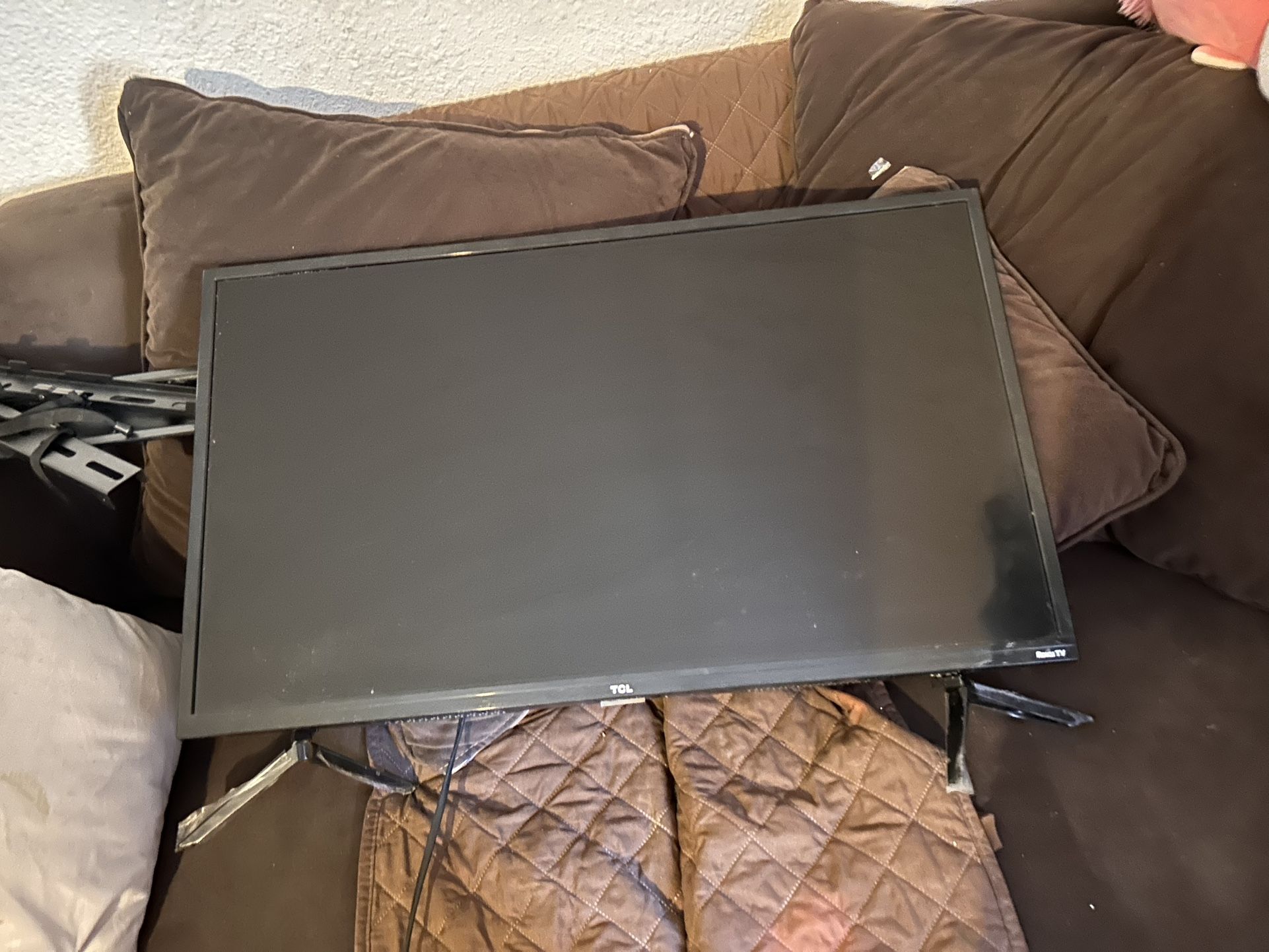 televisor inteligente LED TCL Roku de 32 pulgadas, modelo 32S305.    tres entradas HDMI 1.4a (una con ARC), un puerto USB, entrada compuesta y salidas