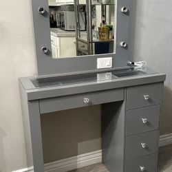 Vanity Desk With Mirror 