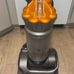Dyson DC17 Vacuum Cleaner 
