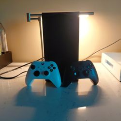 Xbox X 1TB w 2 Controllers