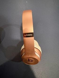 Beats Solo³ Wireless in Rose Gold.