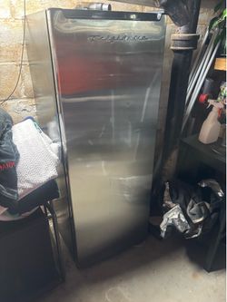 Frigidaire 7cu ft stand up freezer
