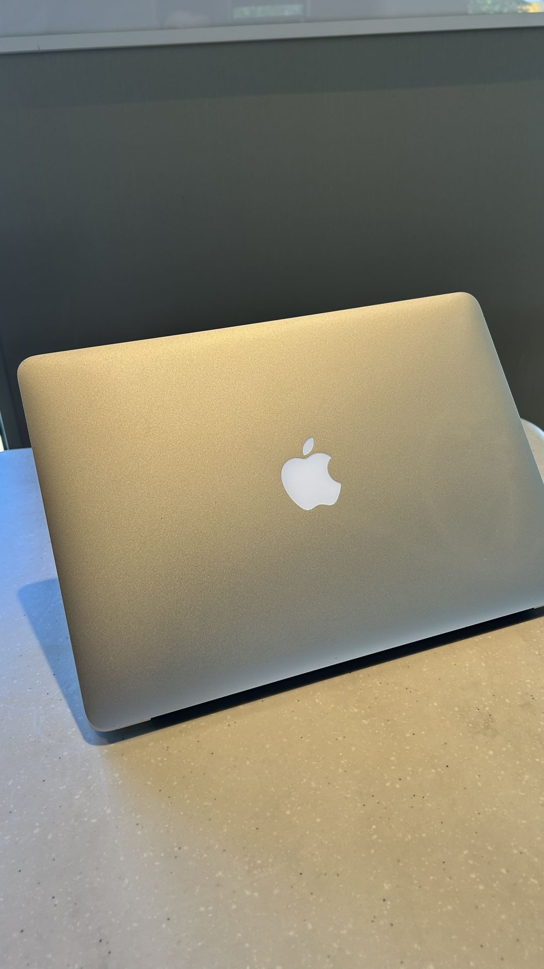 Apple MacBook Air 13” I5/8GB/256GB SSD $200