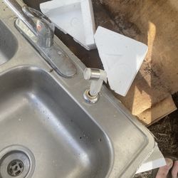 Kitchen Sink With Sprayer