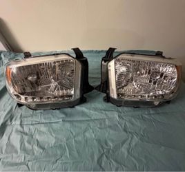 Toyota Tundra Headlight Assembly Pair original