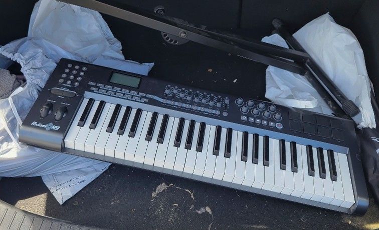 Axiom 49 Midi Controller w/ Stand