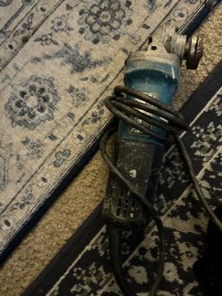 Makita 9557NB 4-1/2" angle grinder