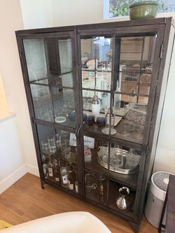 Cabinet (bookcase or bar)