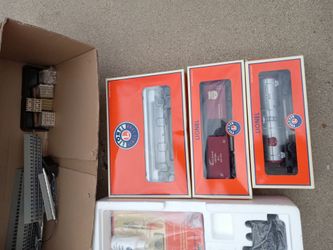 Wisconsin Central Lionel  Train Set with extra cars