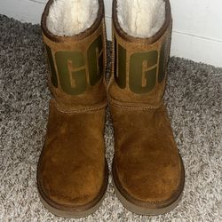 UGG Classic Short Logo Boots 