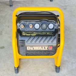 DEWALT 2.5 Gal. Portable Electric Heavy Duty 200 PSI Quiet Air Compressor