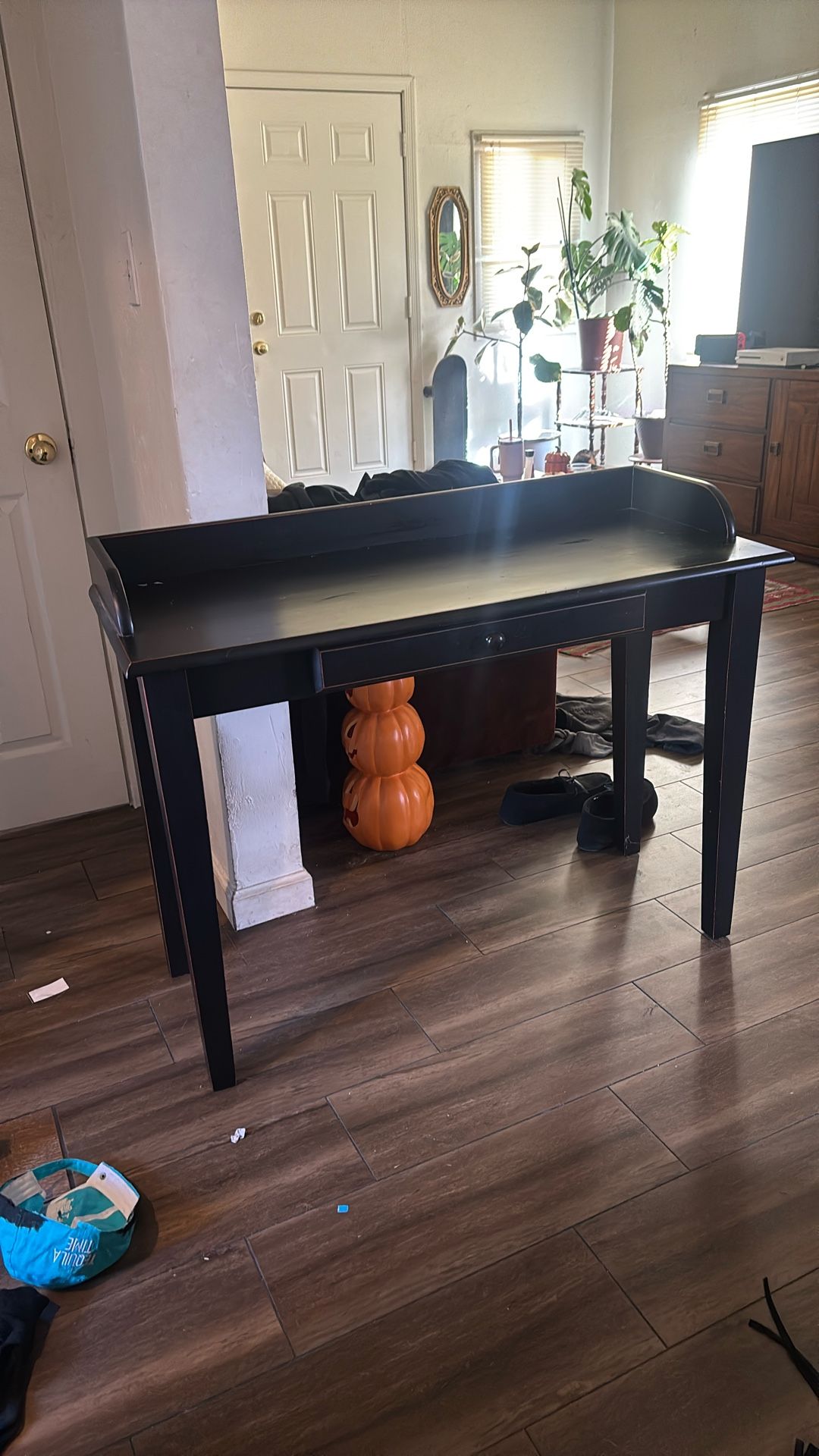 Black Desk