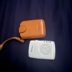 Nikon COOLPIX S01 Digital Camera – White | Works Great | With Case