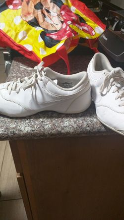 Woman Nikes size 8.5