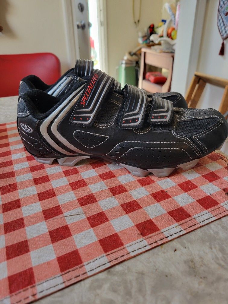 LIKE NEW
Specialized
Sport Mountain Shoes
With Shimano Clips
Mens Size 7.5
Womens Size 9
