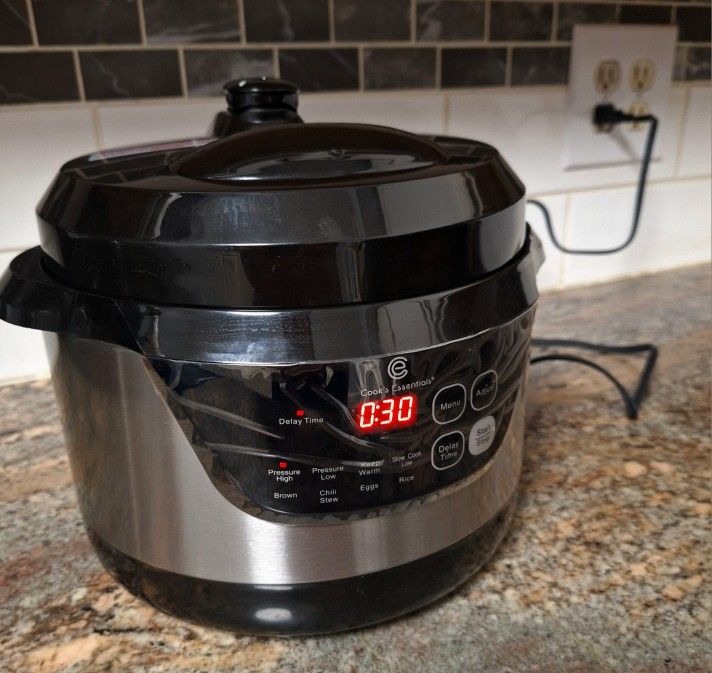 COOK’S ESSENTIALS 2-QT PRESSURE COOKER - LIKE NEW
